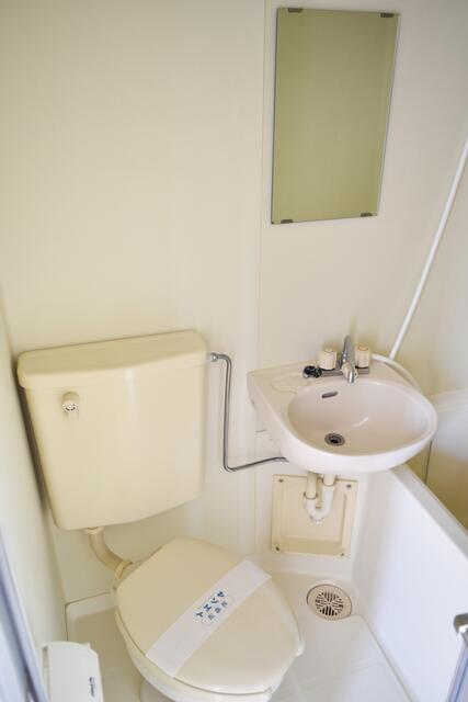 浴室／【バス・トイレ同室】鏡付き洗面台を備え、身支度にも便利な設備