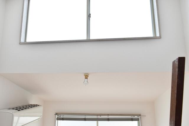 リビング以外の居室／【　天窓あり　】　ロフト部分に南向きの小窓があります。