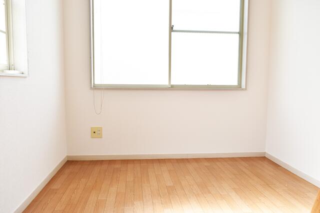 リビング以外の居室／【洋室　約４．５帖】南向きの窓から光が差し込む、明るく心地よ