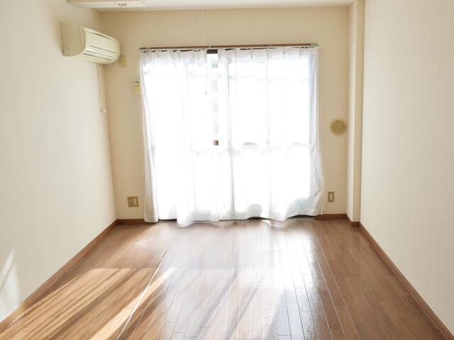リビング以外の居室／【洋室】約７．４帖のワンルーム。南西向きの窓から日差しが入り