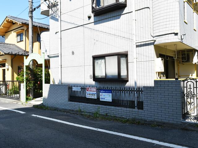 現地（外観）／【外観】落ち着いた色調の外観が特徴の「バンブール河辺」。