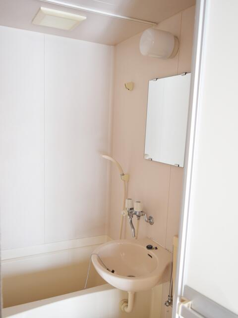 トイレ／【バス／トイレ】浴室とトイレが一体型のユニットバスを採用。日