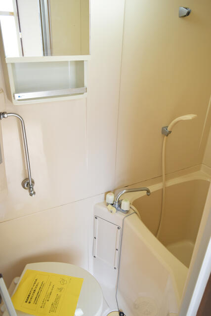 浴室／ユニットバスで清掃簡単、鏡と棚で身支度も◎