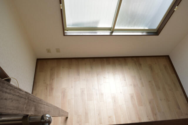 リビング以外の居室／【　室内写真　】　ロフトから見た室内