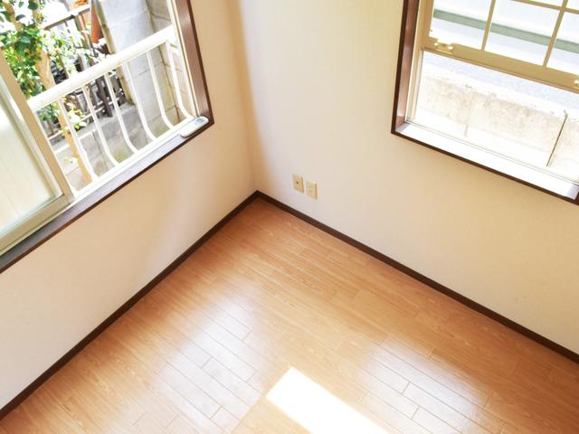 リビング以外の居室／二面採光で風通しも良好！心地よい暮らしに