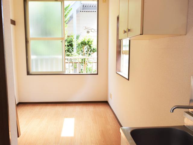 リビング以外の居室／明るく快適♪南西二面採光の約４．８帖の洋室です