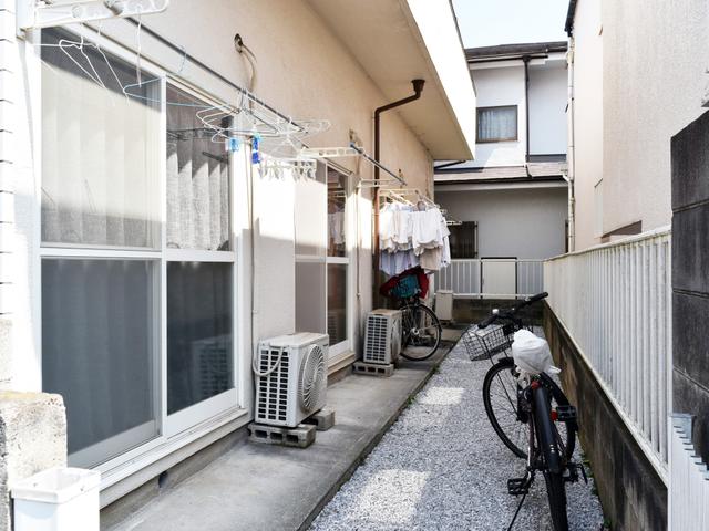 現地（外観）／【　１階ベランダ側　】地面は砂利が敷いてあり、おしゃれな雰囲