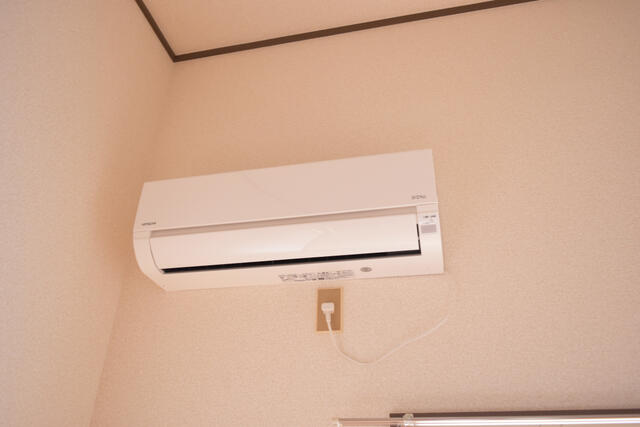 リビング以外の居室／【　エアコン　】　室内にはエアコン１基設置済み。快適な暮らし