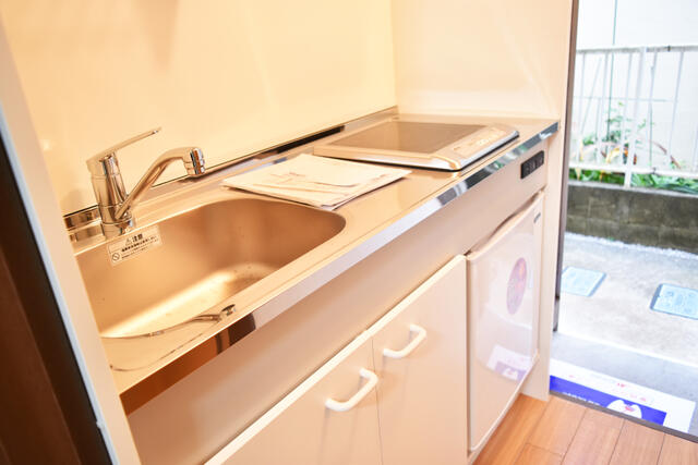 キッチン／【　キッチン　】　ＩＨ１口コンロ、ミニ冷蔵庫、収納を備えたコ