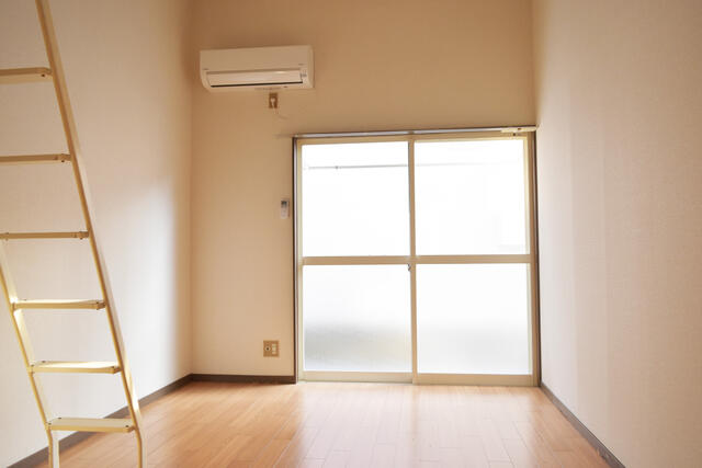 リビング以外の居室／【　室内写真　】　南東向きの窓から、やわらかな光が差し込む住