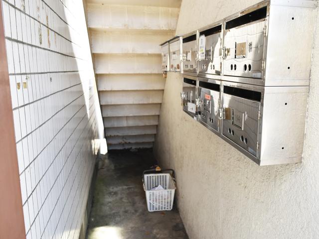 共用部（その他）／【　集合ポスト　】集合ポストは階段下に設置。雨風を避けやすい
