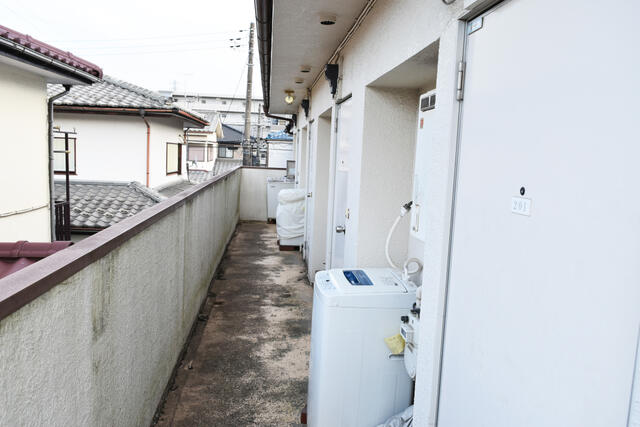 共用部（その他）／【　２階共用廊下　】　共用廊下に専用洗濯機置き場。室外でも個