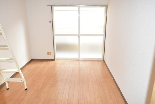 リビング以外の居室／【　洋室・約６帖　】約６帖の洋室。高さのある天井で、空間に余