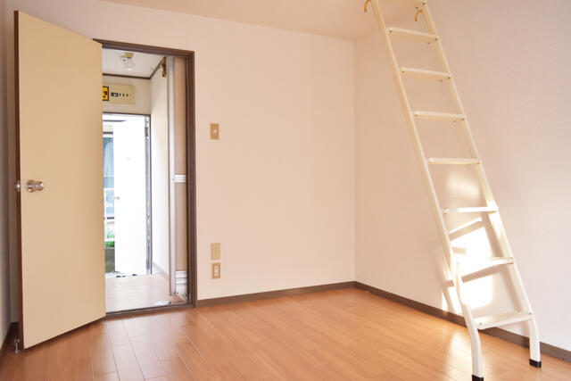 リビング以外の居室／【　室内写真　】　住環境良好！　コンビニまで徒歩約３分