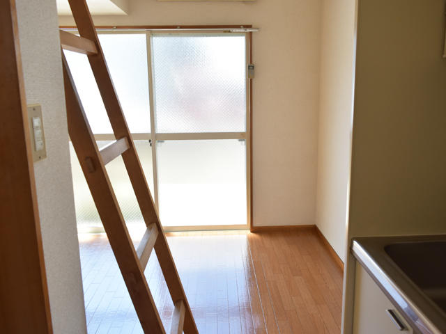 リビング以外の居室／【室内写真】洗濯機置場はベランダ♪　室内を広く使えて、すっき