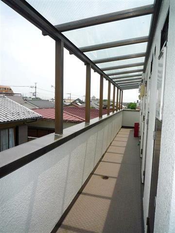【共用廊下】　屋根付きで雨の日も快適に移動可能。