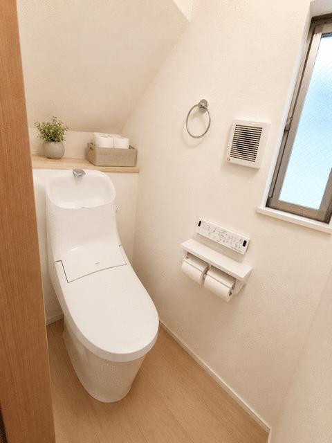 トイレ／清潔感あふれる、明るいトイレ空間白を基調とした爽やかな内装と