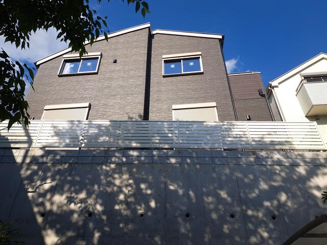 現地（外観）／西側道路から現地。高台の為、陽当り良好。／撮影日2025-04-28