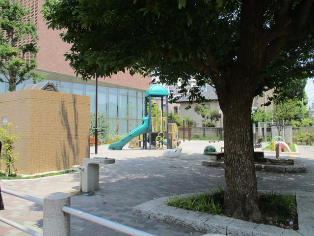 区立公園 (200m)