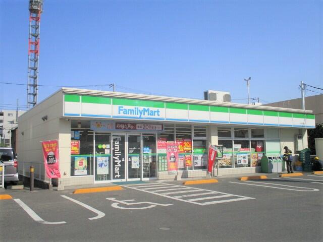 ファミリーマート六町駅前店 (191m)