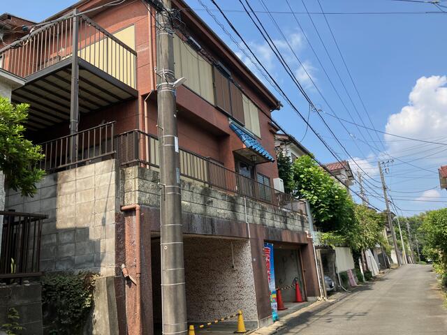 現地（外観）／地下車庫、３～４台軽可能（車種によります）、奥に２室（約６帖