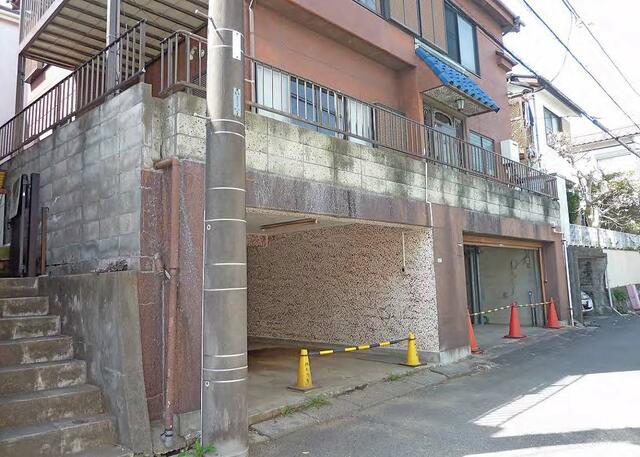 現地（駐車場）／地下車庫・右側２～３台軽、左側１台、奥に２室（約６帖・約３帖