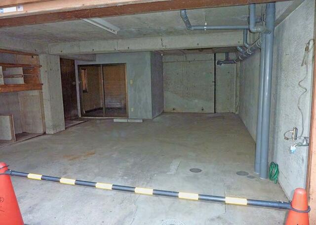 現地（駐車場）／右側２～３台軽可、電動シャッター付、奥に１室（約３帖）あり