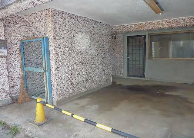 現地（駐車場）／左側１台可、奥に１室（約６帖）あり、２階への入り口