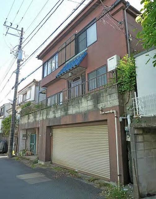 現地（外観）／地下車庫・３～４台軽可、右側電動シャッター付、奥に２室（約６