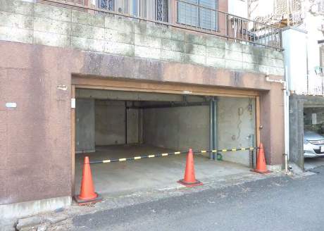 現地（駐車場）／右側２～３台軽可、電動シャッター付、奥に１室（約３帖）あり