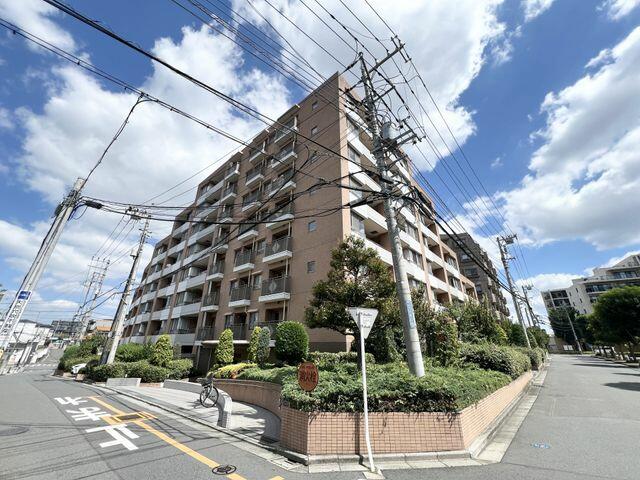 現地（外観）／どこから見ても絵になるランドマーク。８階建てのマンションだか