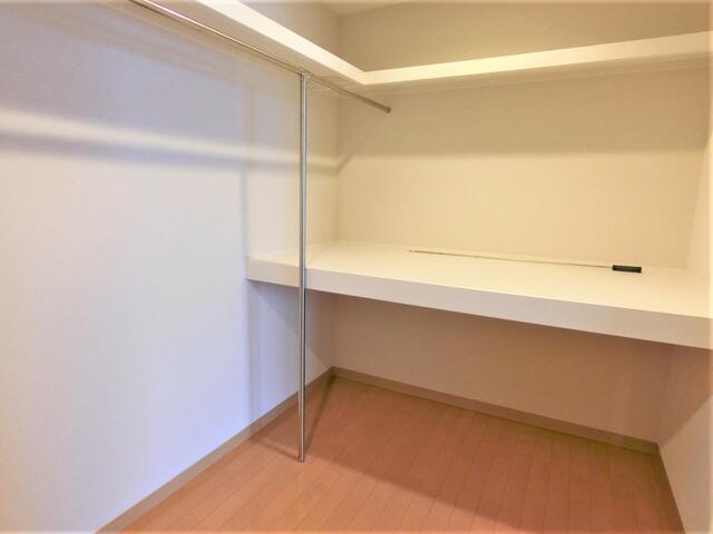 収納／小屋根収納もついているたっぷり収納できるウォークインクローゼ