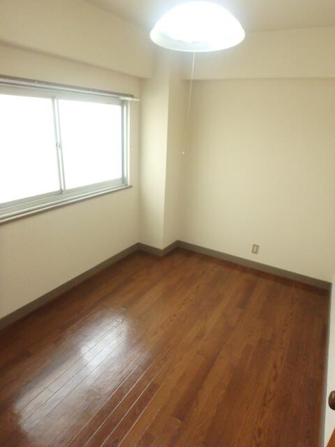 リビング以外の居室／洋室５帖