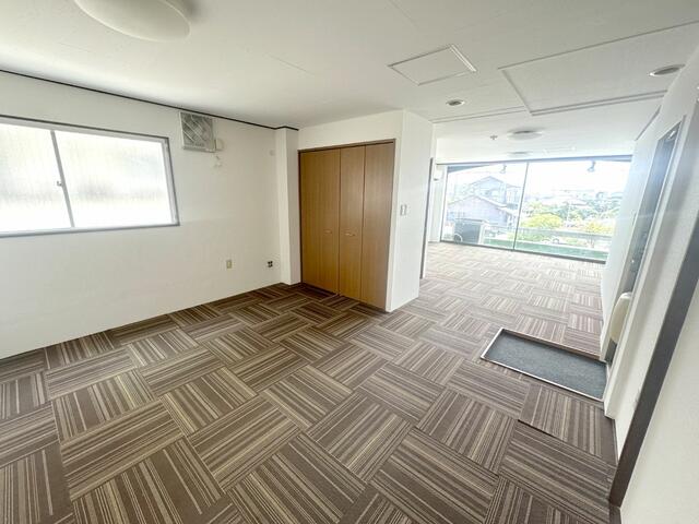 大きな窓から明るい陽光が射し込みます