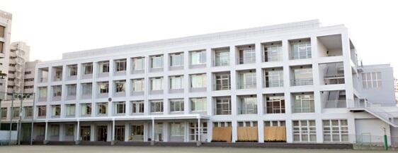 港区立三田中学校 (902m)