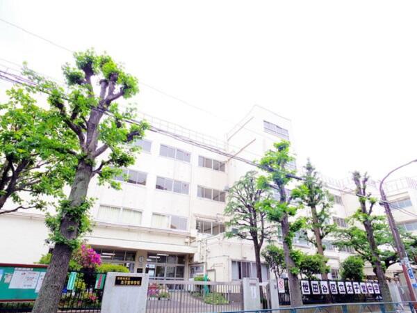 世田谷区立太子堂中学校 (700m)