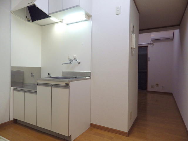 キッチン／キッチン。上部にも棚があります！洗濯機置き場もこちらにありま