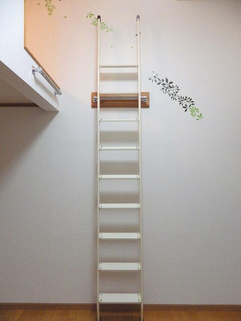 リビング以外の居室／はしごは壁にまっすぐ収納出来ます。