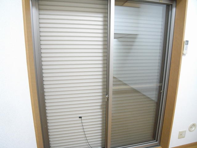 リビング／南向きのベランダ側の窓にはシャッターがあるので、夏の暑い日差