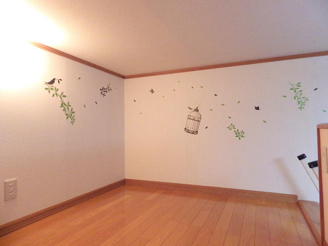 リビング以外の居室／ウォールシールで居心地の良い空間を演出したロフトです♪