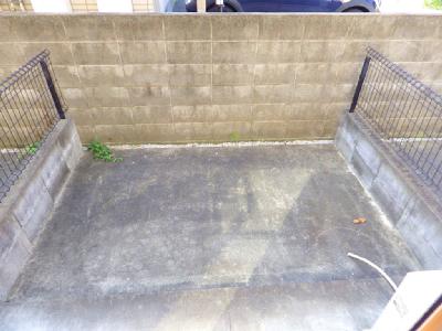 バルコニー／お洗濯物やお布団がよく乾く南向きの広々ベランダです。