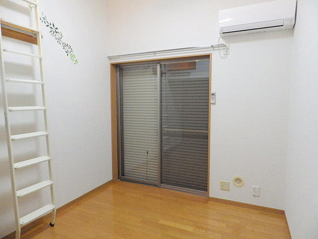 リビング以外の居室／白い壁で明るいお部屋です！