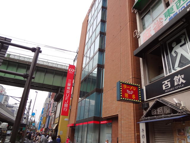 三菱東京ＵＦＪ銀行 (330m)