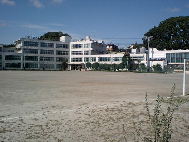 福生市立福生第三中学校 (750m)