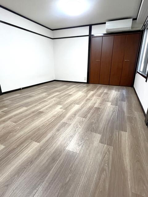 洋室約１２．７帖