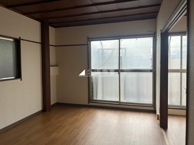 シンプルな洋室２部屋になっております