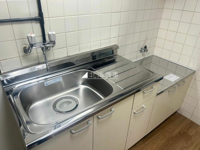 ガスコンロはお好きなものを設置可能・作業スペースも十分です