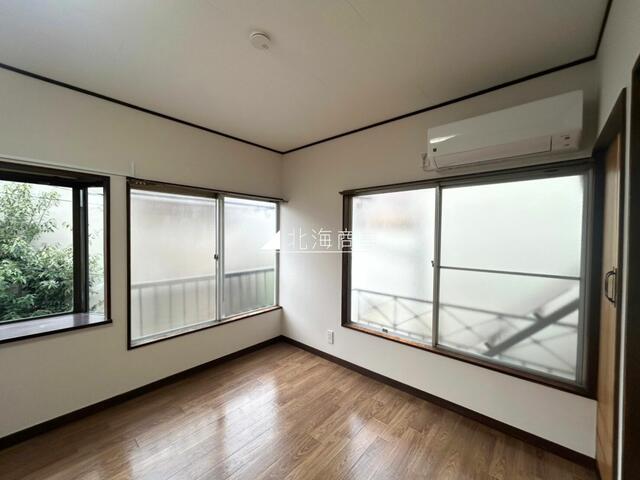 大きな窓が特徴の広めのお部屋です