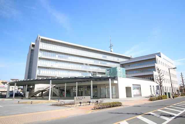 青梅市役所 (800m)
