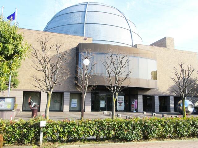 葛飾区郷土と天文の博物館 (425m)